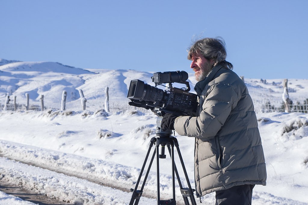 Juan Carlos Gedda registrando paisaje nevado con cámara de video